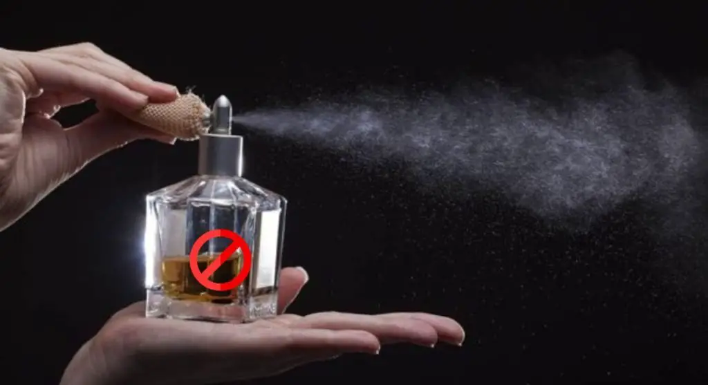 What should not to do when spray perfume 